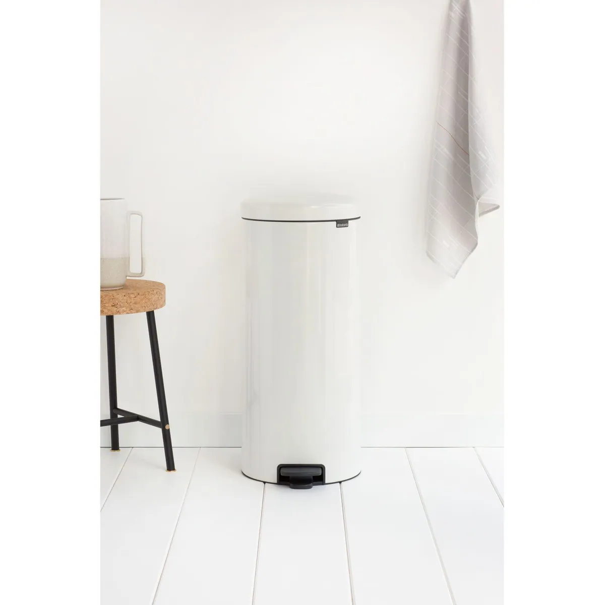 Brabantia NewIcon Treteimer 30L, sanft schließender Deckel, rutschfeste Standfläche 2