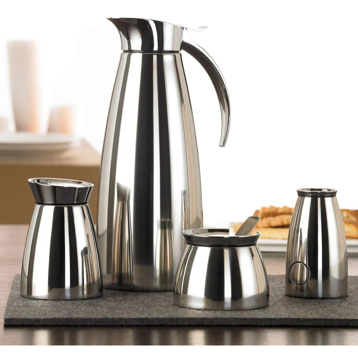 Emsa Eleganza Isolierkanne, 1,3 l, stilvolles Design, hervorragende Isolierleistung, einfache Einhandbedienung 4