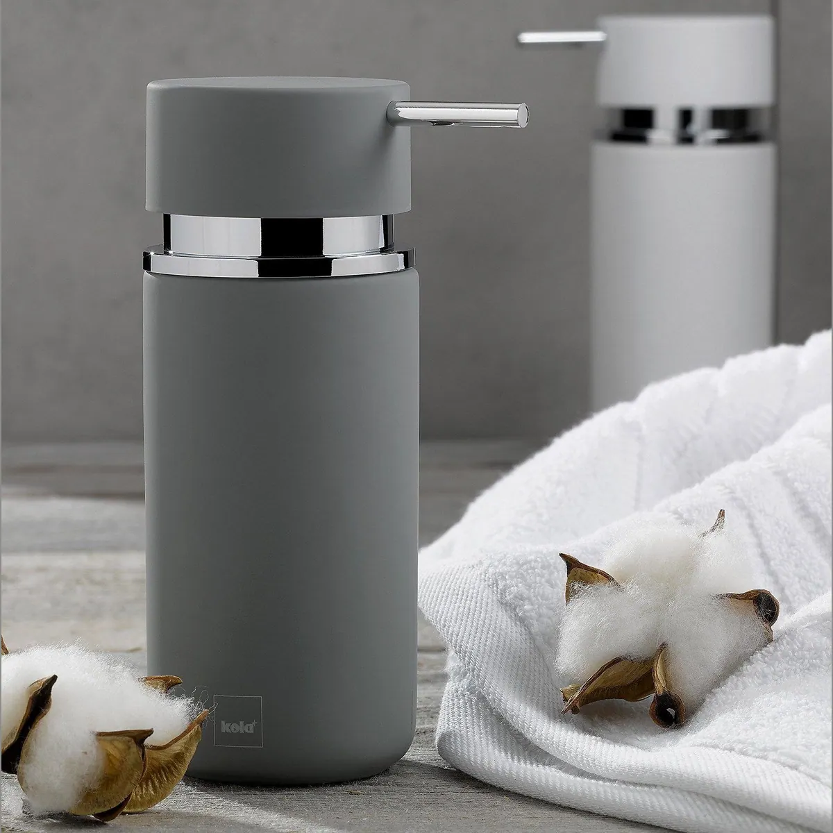 Kela Seifenspender Per, rutschfeste Oberfläche, Keramik, 300 ml 2