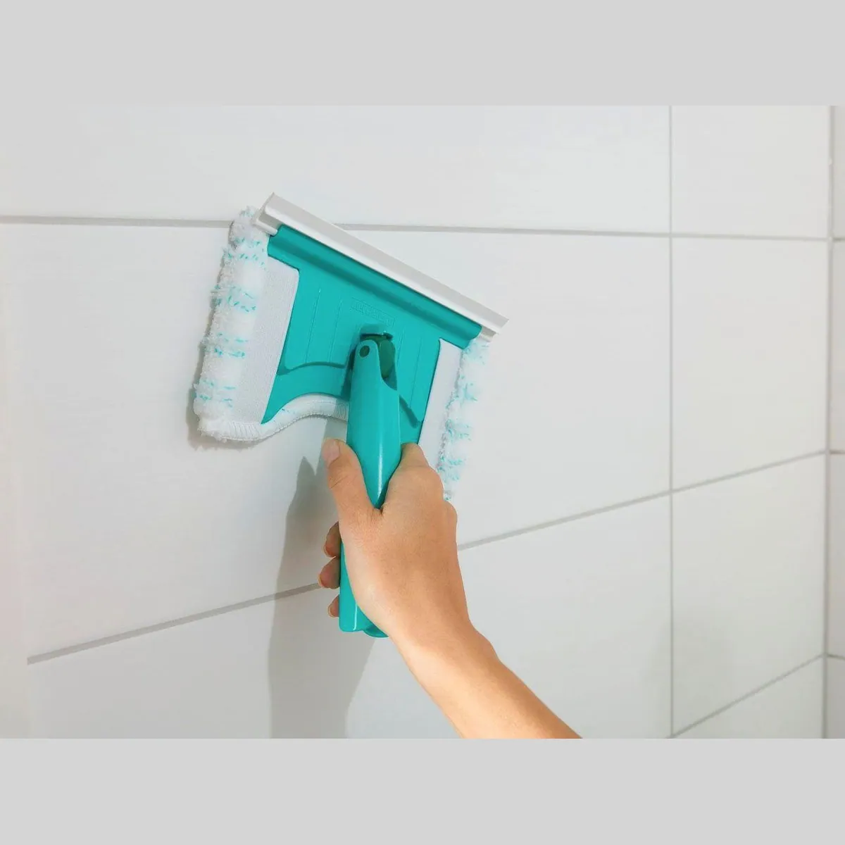 Leifheit Bath Cleaner micro duo Telescope 125, innovativer Bodenwischer mit vielseitigem Einsatz 2