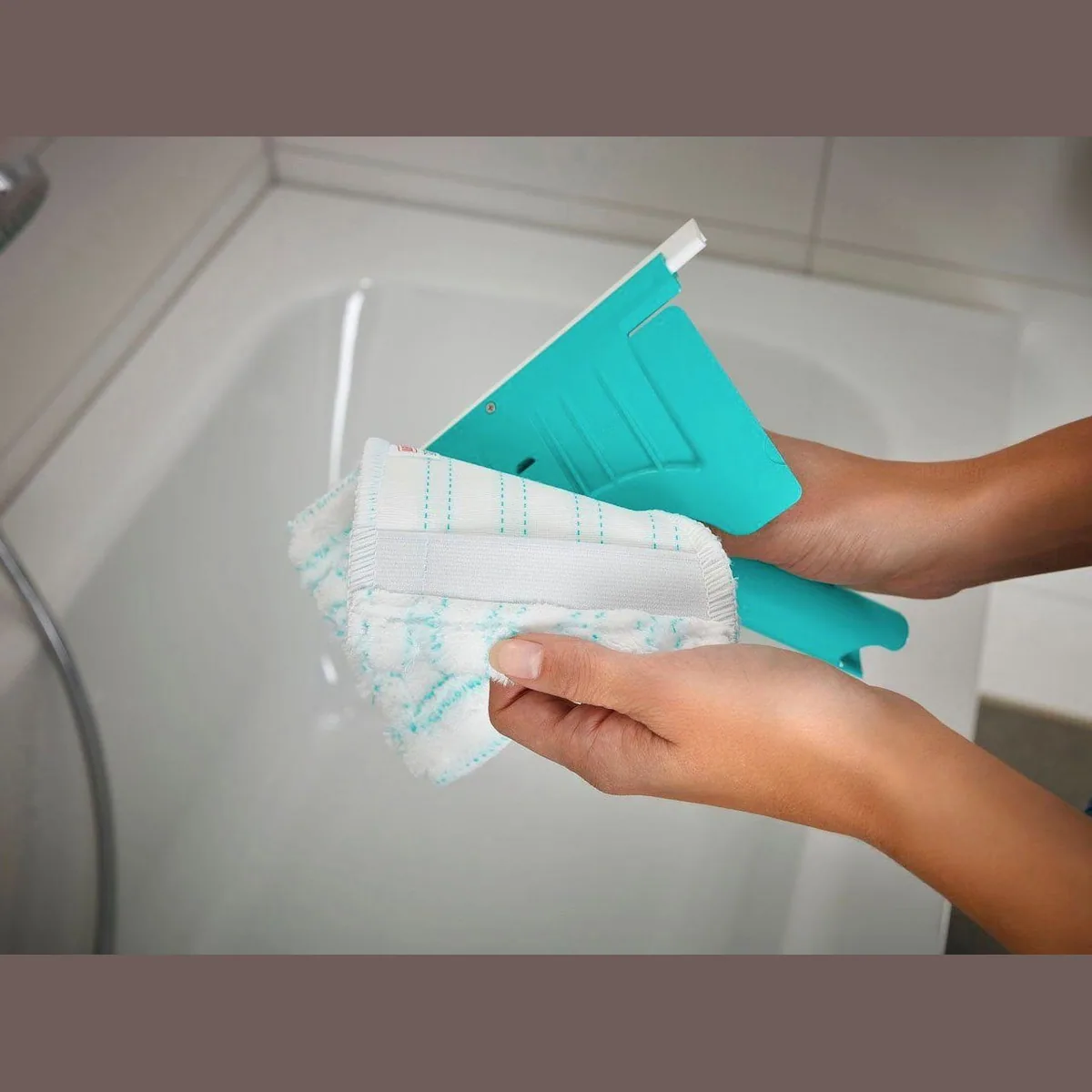 Leifheit Bath Cleaner micro duo Telescope 125, innovativer Bodenwischer mit vielseitigem Einsatz 3