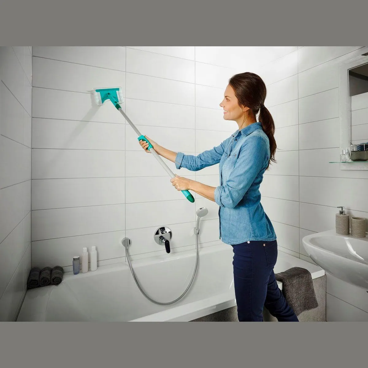 Leifheit Bath Cleaner micro duo Telescope 125, innovativer Bodenwischer mit vielseitigem Einsatz 5
