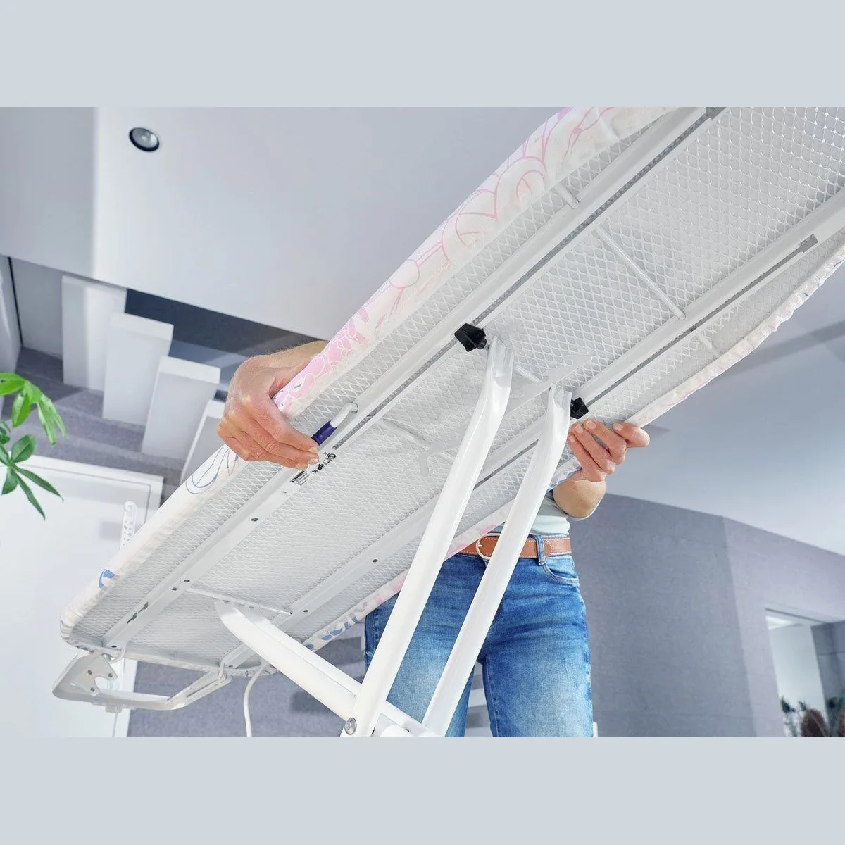 Leifheit Bügelbrett Classic M Compact Plus, stabile Konstruktion, höhenverstellbar, praktische Steckdose 4