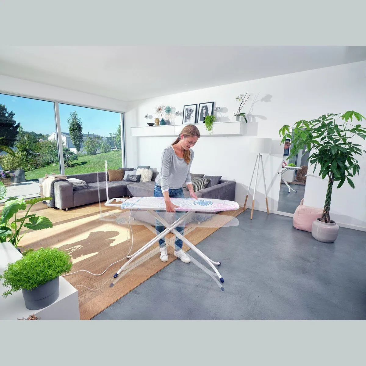 Leifheit Bügelbrett Classic M Compact Plus, stabile Konstruktion, höhenverstellbar, praktische Steckdose 5