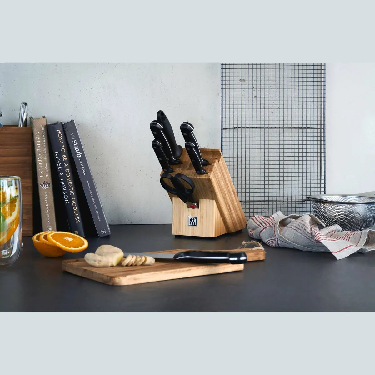 Zwilling TWIN Chef 2 Messerblock, 5 hochwertige Messer + Schere + Wetzstahl — edles Bambusholz, FRIODUR Klingen 3