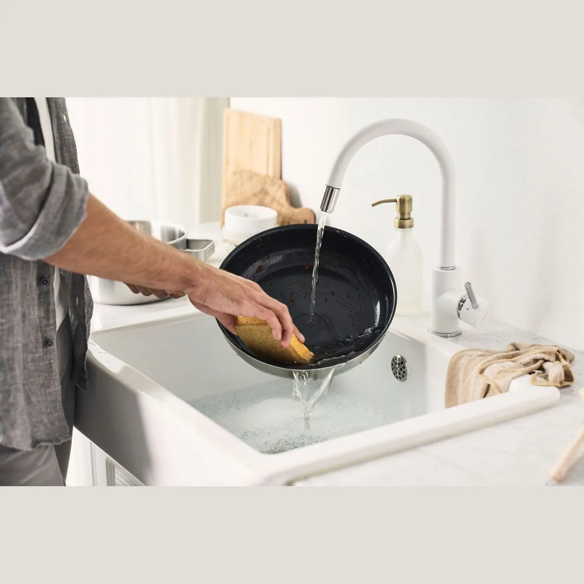 Zwilling Pure Bratpfanne, Edelstahl 18/10, Keramikbeschichtung, Stay-Cool Griffe 3