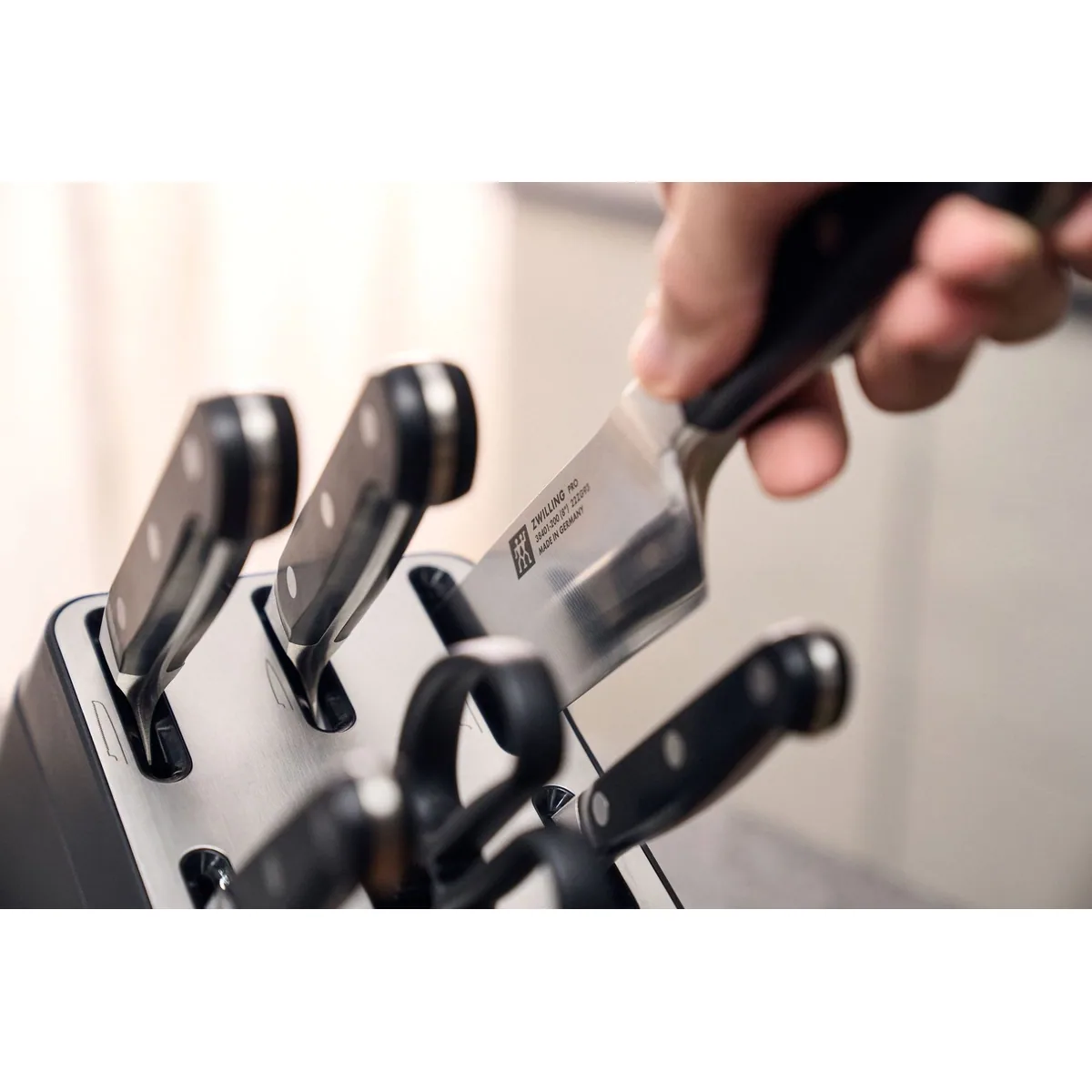 Zwilling Pro Messerblock, selbstschärfend, Made in Germany — 5 hochwertige Messer, TWIN L Schere, KIS-Technologie 4