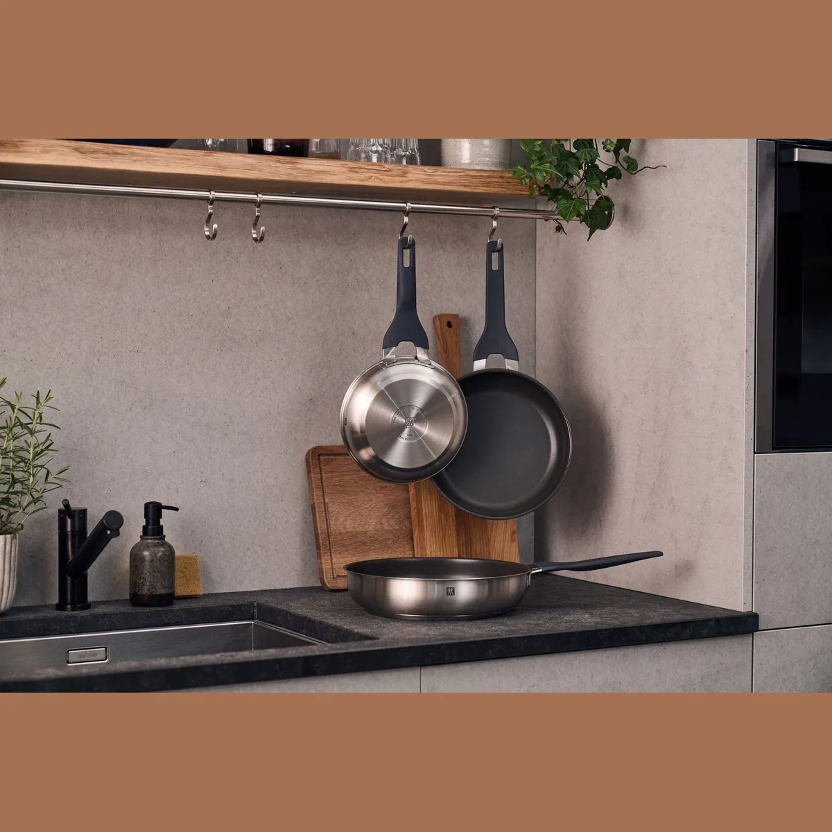 Zwilling Bratpfanne Simplify, Edelstahl 18/10, Keramikbeschichtung, Stay-Cool-Griffe 2