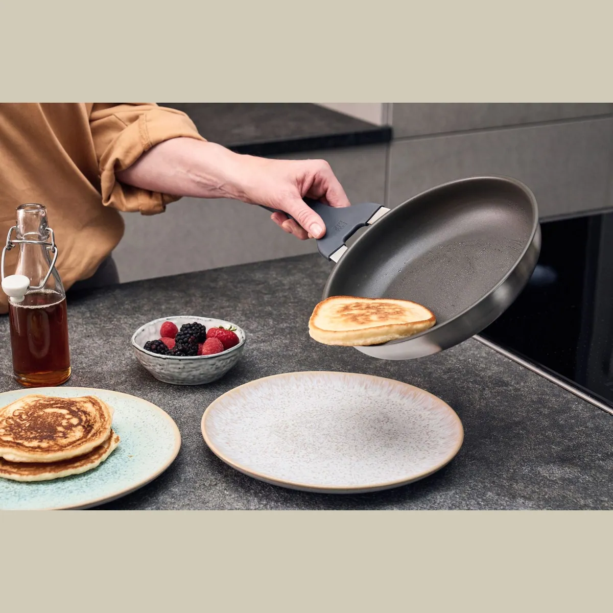 Zwilling Bratpfanne Simplify, Edelstahl 18/10, Keramikbeschichtung, Stay-Cool-Griffe 4